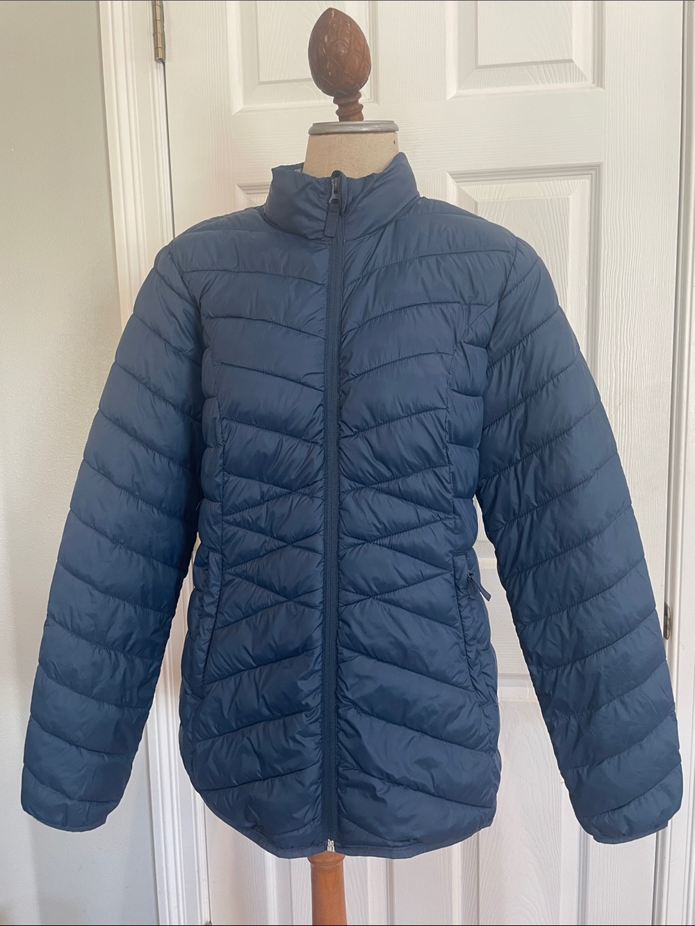 Magellan outdoors blue puffer jacket zippers pockets women’s size M medium